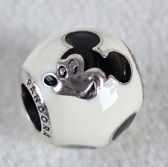 Pandora Disney, Expressive Mickey Mouse charm Silver - Picture 1 of 3